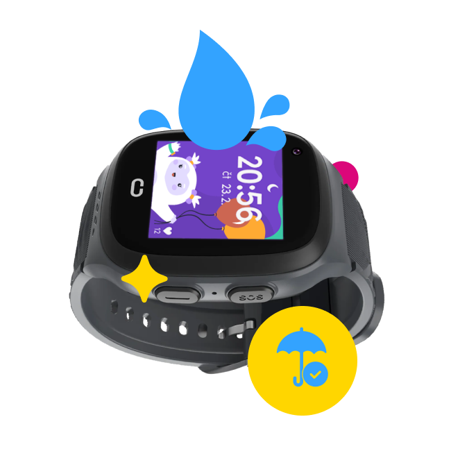 Černé dětské chytré hodinky s barevným displejem, na kterém je animovaná postavička. Nad hodinkami jsou modré kapky vody, symbolizující voděodolnost. Vedle hodinek je žlutá ikona s deštníkem a zaškrtnutím, což naznačuje ochranu proti vodě