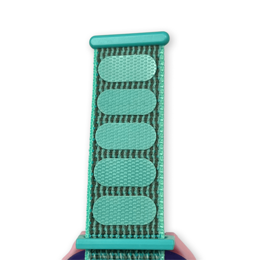 Zelený textilní řemínek se zelenými suchými zipy pro snadné nastavení délky, připevněný k chytrým hodinkám.