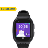 Černé dětské GPS hodinky KLOKI s digitálním displejem, který ukazuje čas a veselou ilustraci. Vedle hodinek je výrazný žlutý štítek s textem „Dárek ZDARMA“. Zepředu.