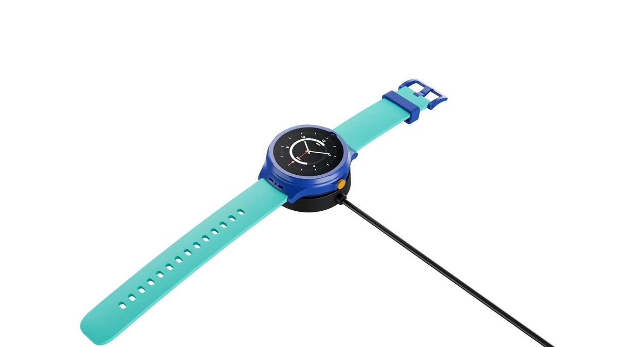 KLOKI Moon auf der magnetischen Ladestation mit USB-C-Kabel